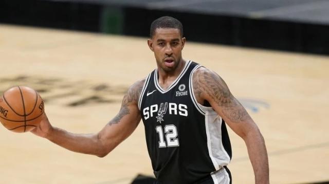 乐鱼体育-大结局？阿尔德里奇底薪加盟篮网 联手三巨头冲冠